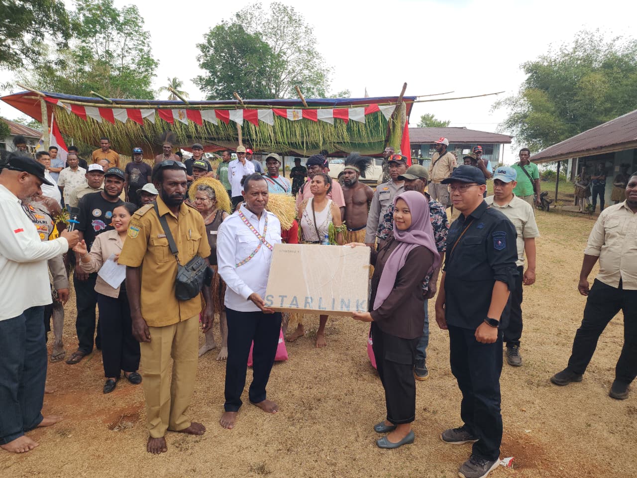 Gubernur Papua Selatan Serahkan Bantuan Internet untuk SD YPK Pachas